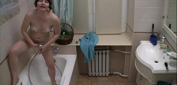  Chick films herself acting nasty in the bathroom